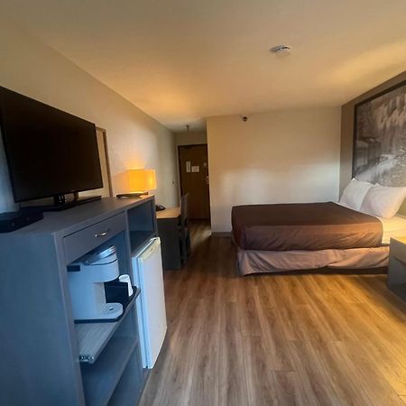 Super 8 By Wyndham Salmon Arm Hotel Kültér fotó