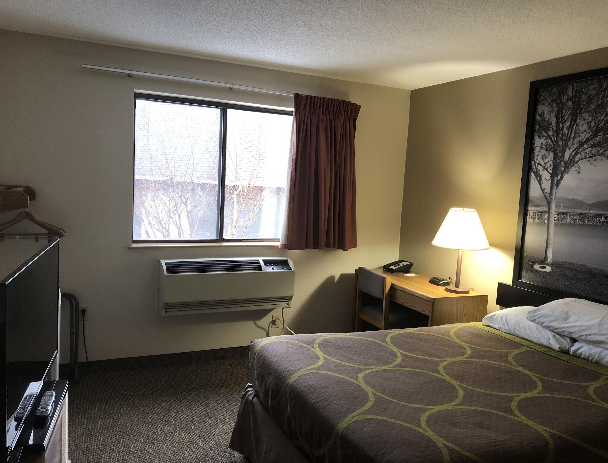 Super 8 By Wyndham Salmon Arm Hotel Kültér fotó