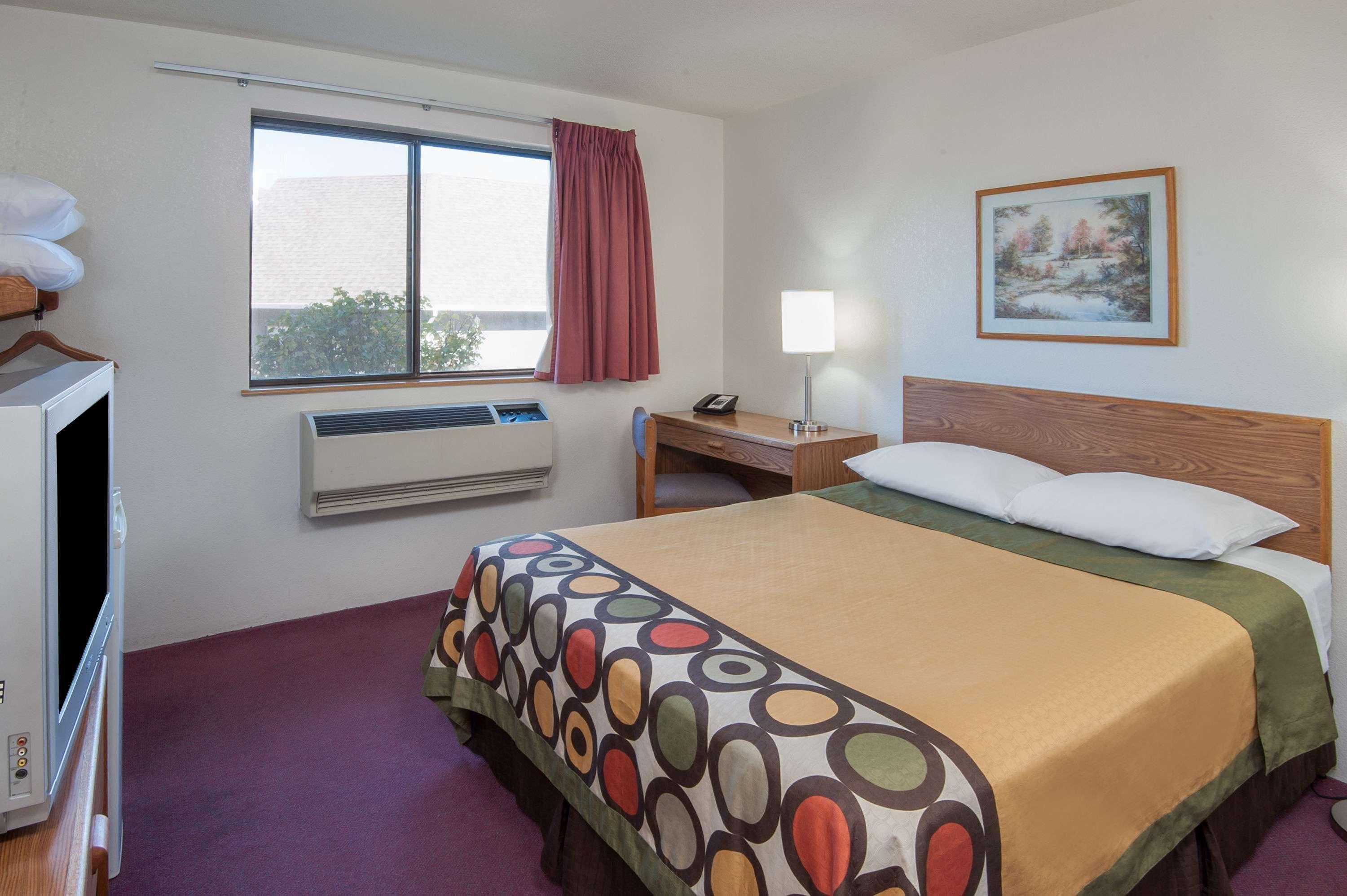 Super 8 By Wyndham Salmon Arm Hotel Kültér fotó