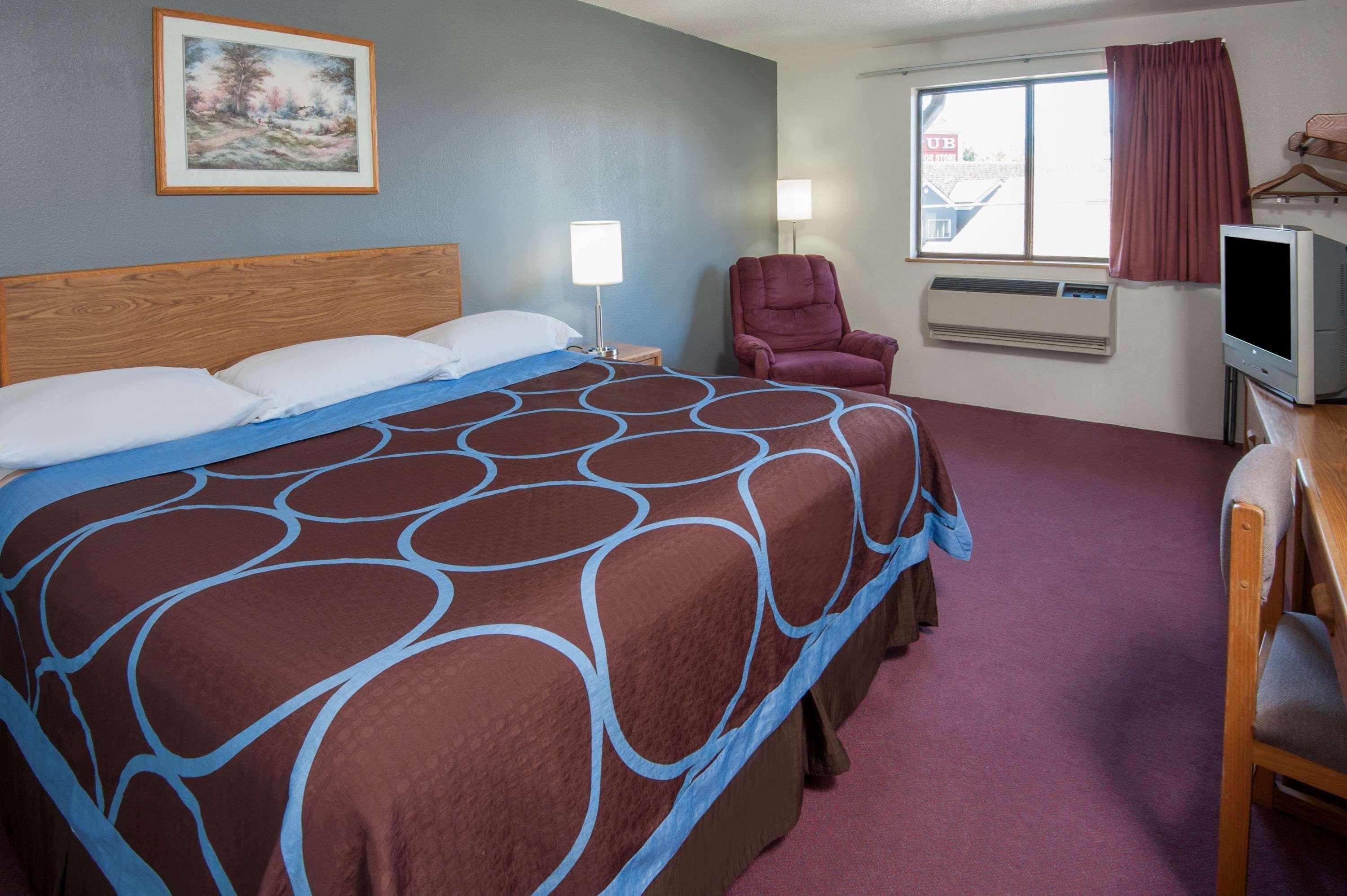 Super 8 By Wyndham Salmon Arm Hotel Kültér fotó