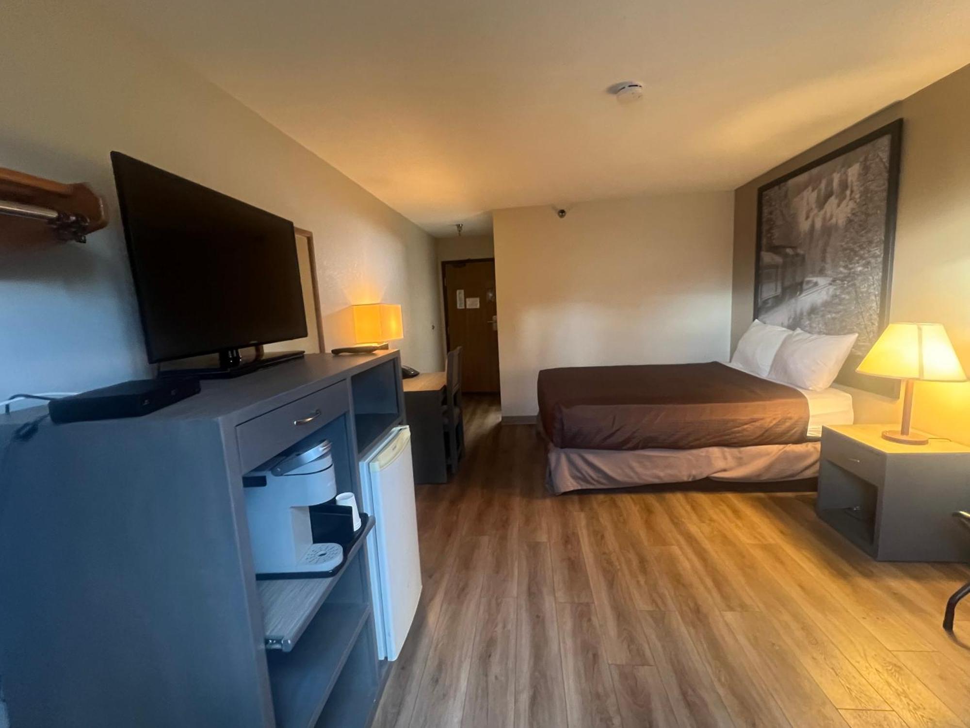 Super 8 By Wyndham Salmon Arm Hotel Kültér fotó