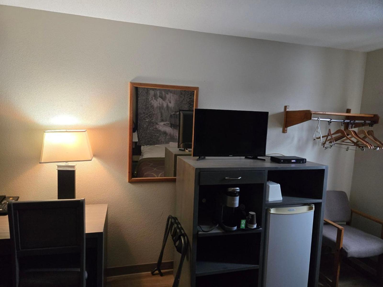 Super 8 By Wyndham Salmon Arm Hotel Kültér fotó
